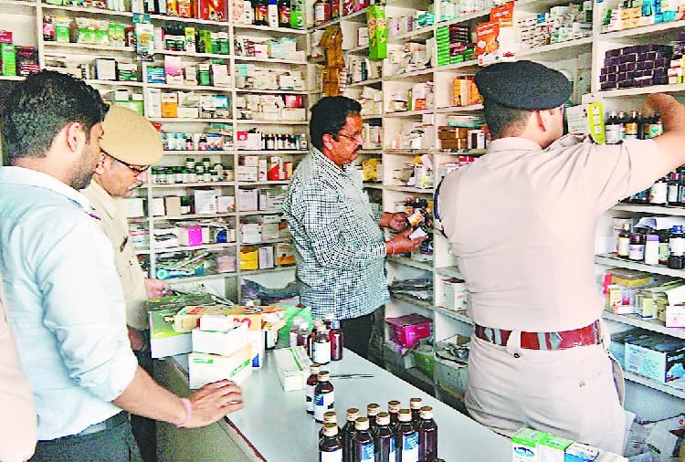 मेडिकल स्टोर में पुलिस की छापेमारी