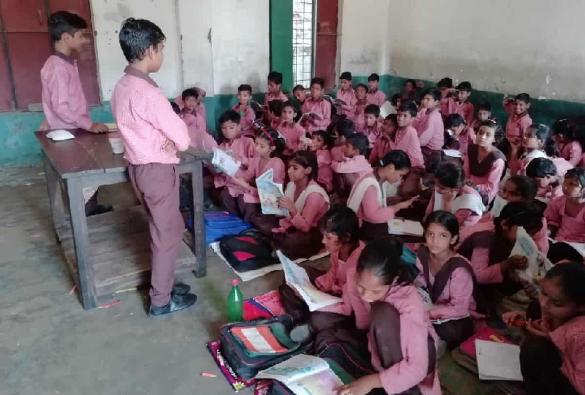 UP: primary school student teaching all class in the place of teachers in meerut