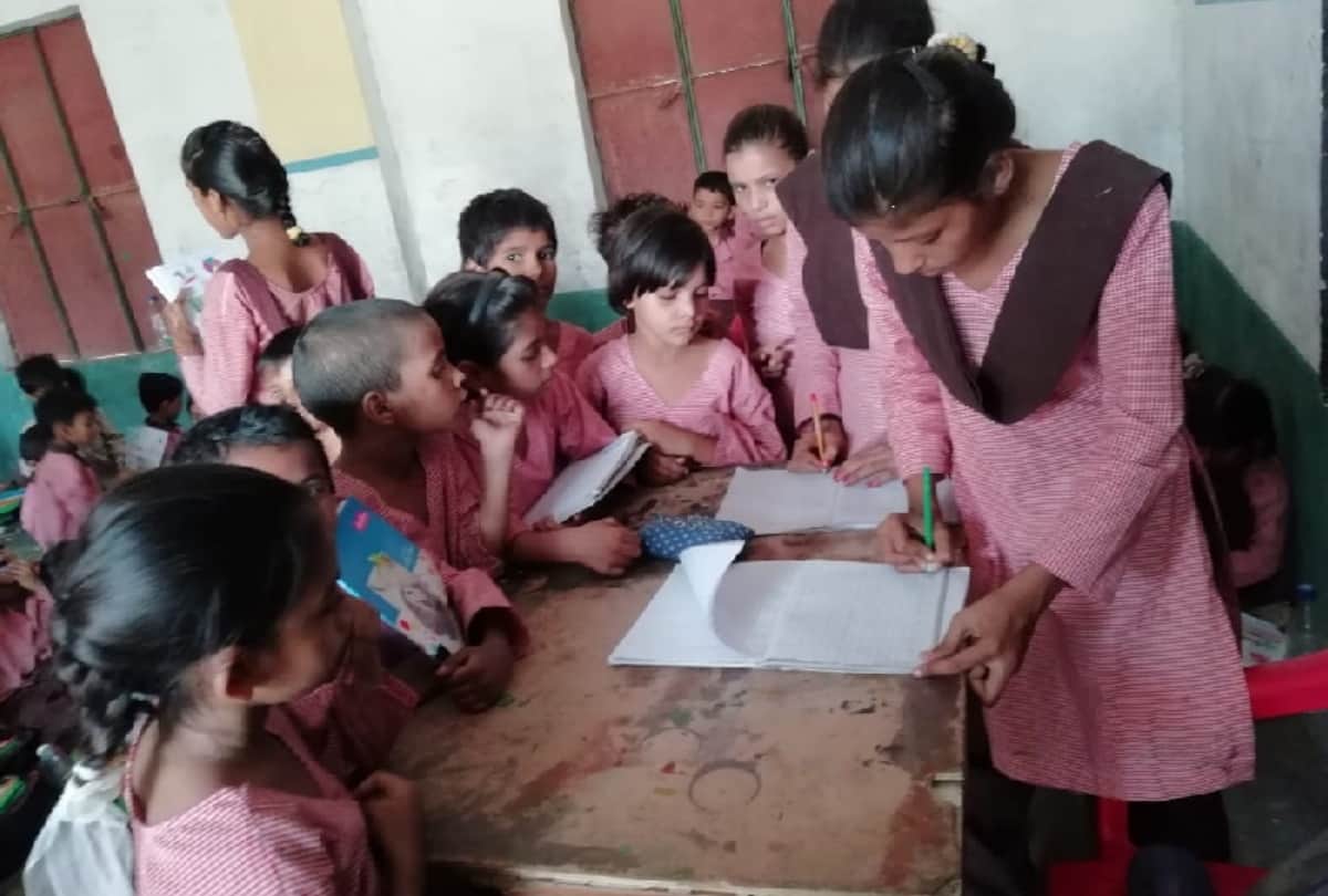 UP: primary school student teaching all class in the place of teachers in meerut