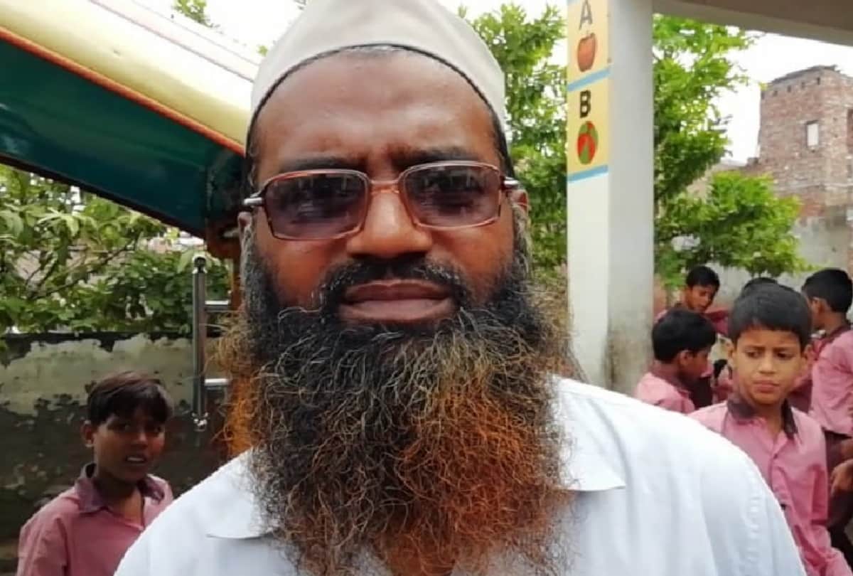UP: primary school student teaching all class in the place of teachers in meerut