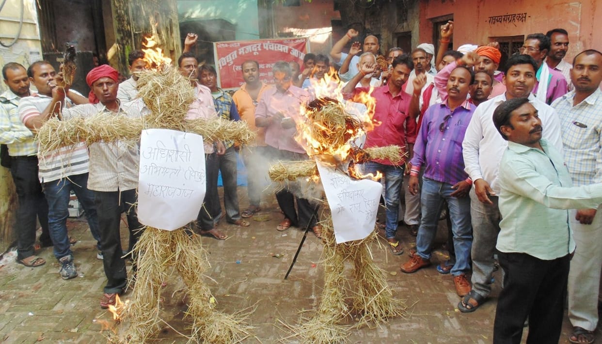 बिजली मजदूरों ने जलाया एक्सईएन का पुतला