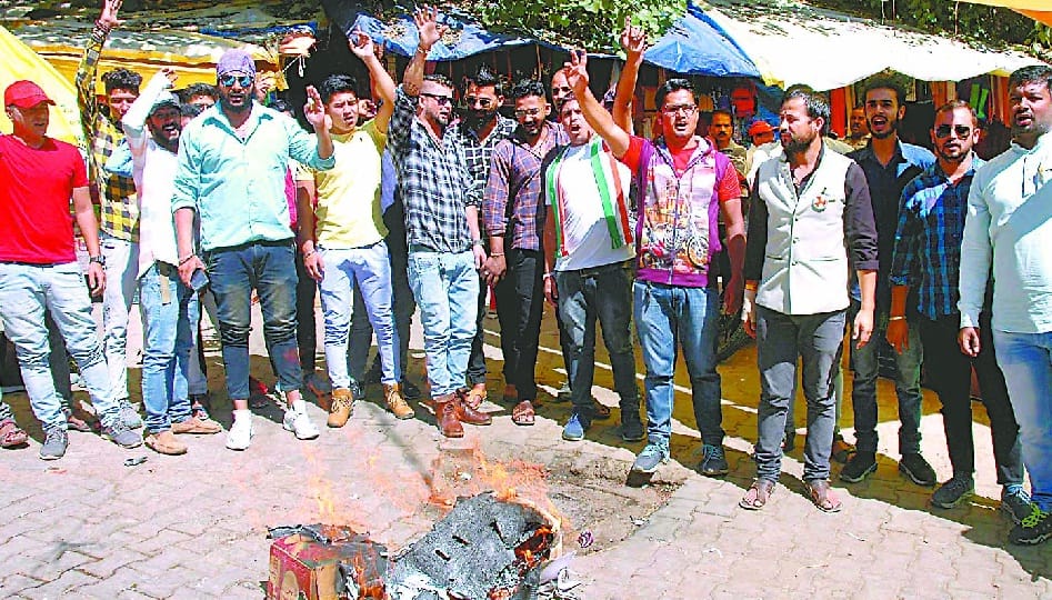 Youth Congress blasted state government statue