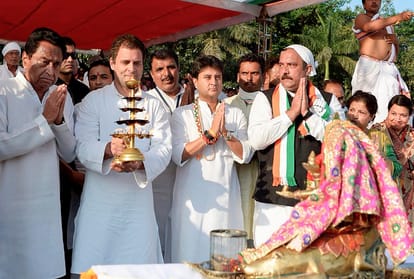 Congress President Rahul Gandhi addresses the people of Jabalpur during his road show