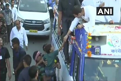 Congress President Rahul Gandhi addresses the people of Jabalpur during his road show