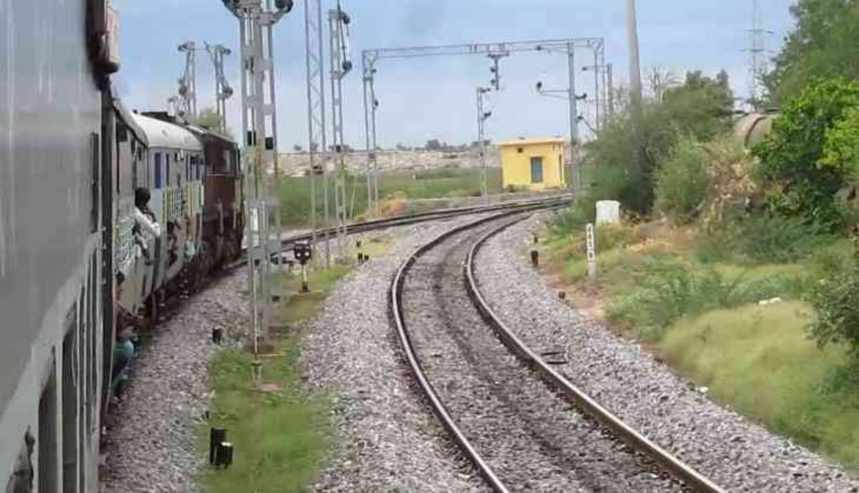 railway track found cracks in jaunpur