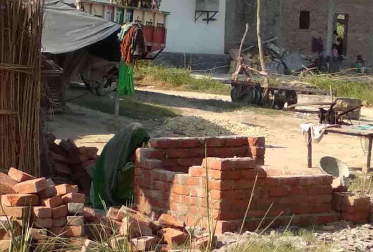 टीम द्वारा ढहाया गया शौचालय