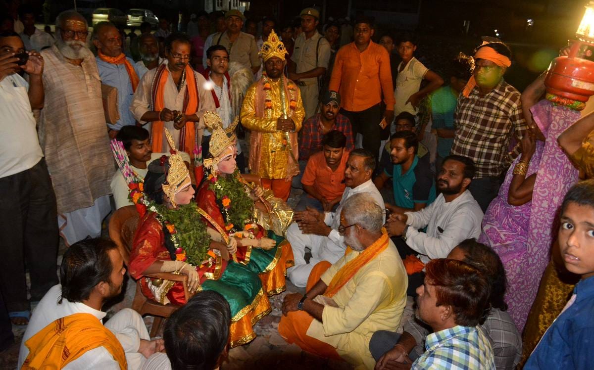 Ram and laxman sit down strike due to dirt in varanasi