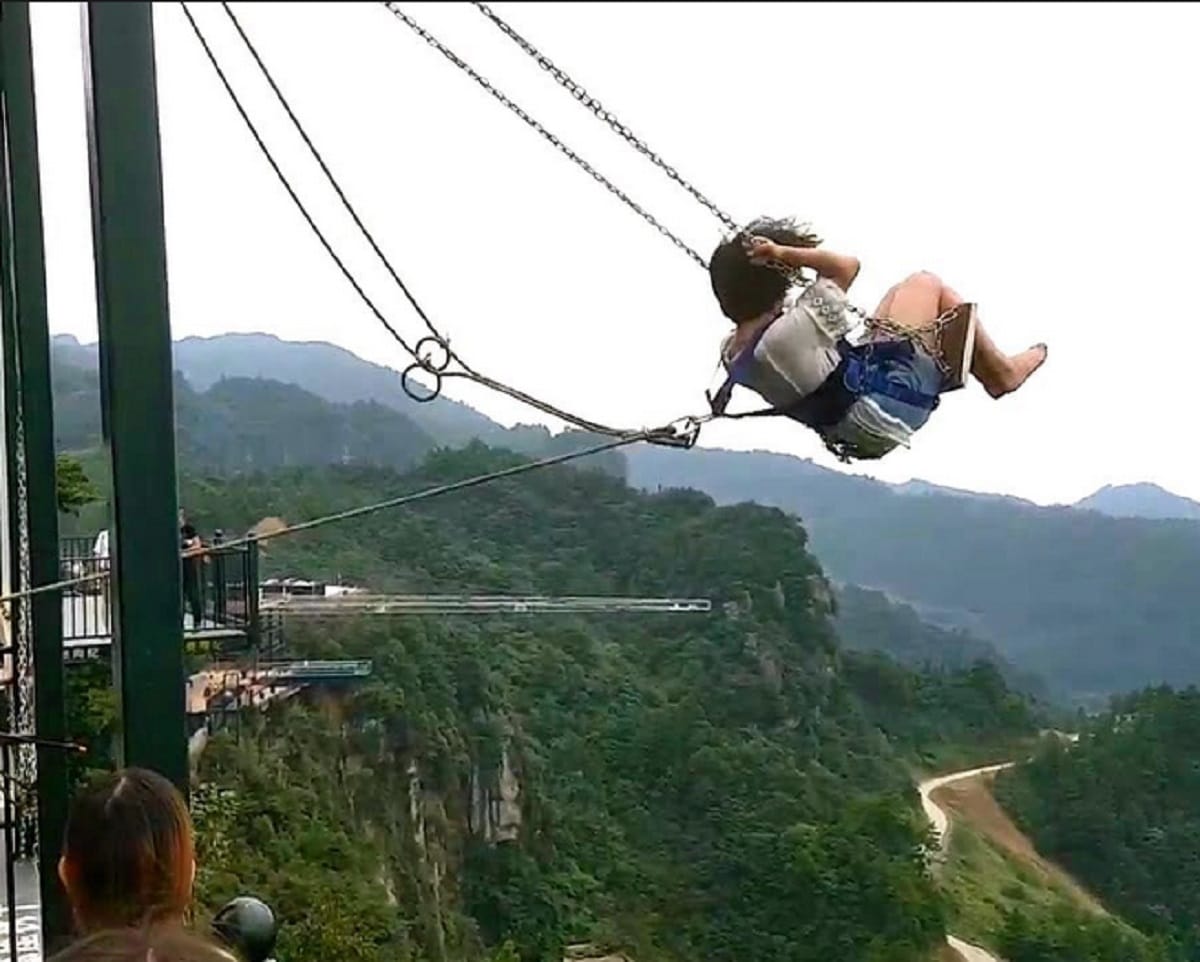 Safety cord falls off harness as man hops on high bridge in China