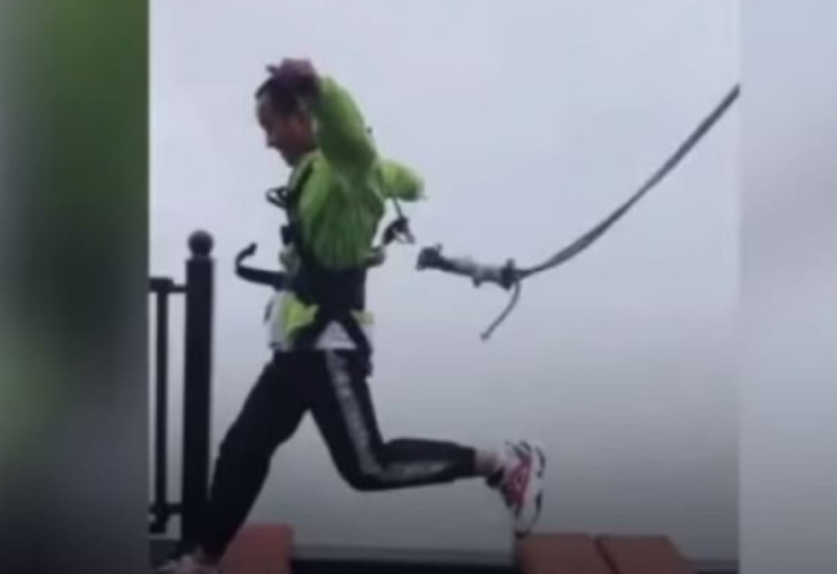 Safety cord falls off harness as man hops on high bridge in China