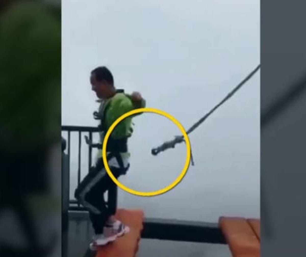 Safety cord falls off harness as man hops on high bridge in China
