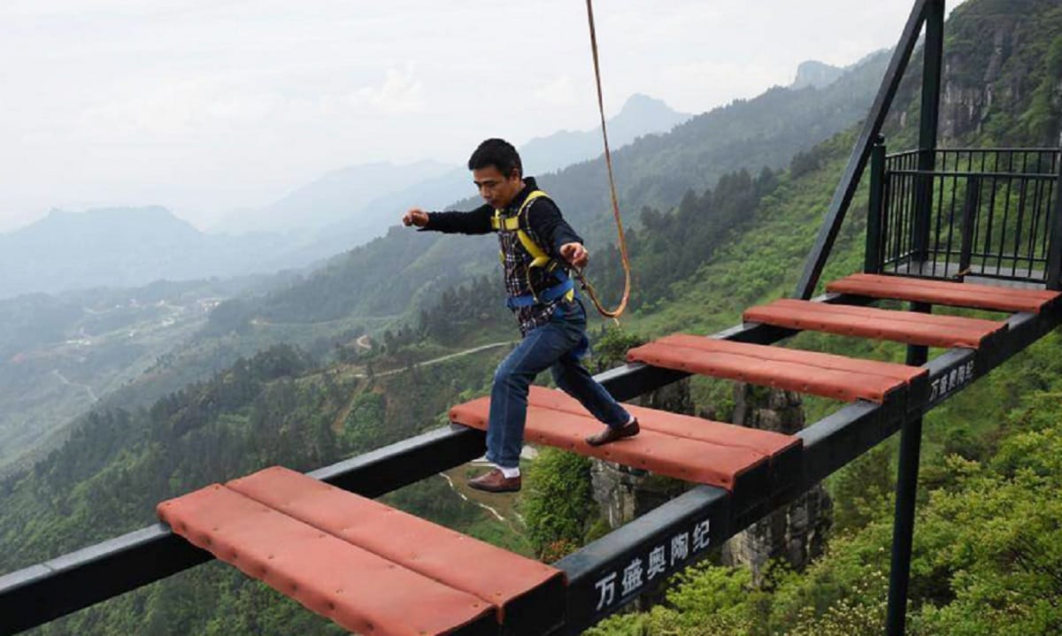 Safety cord falls off harness as man hops on high bridge in China