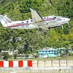 पिथौरागढ़ हवाई पट्टी में ट्रायल लैंडिंग करता हवाई जहाज