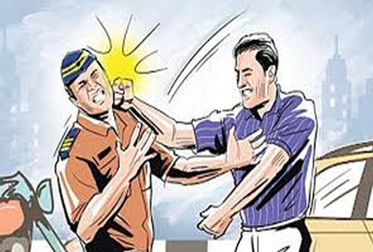 Youth beaten the policeman in agra