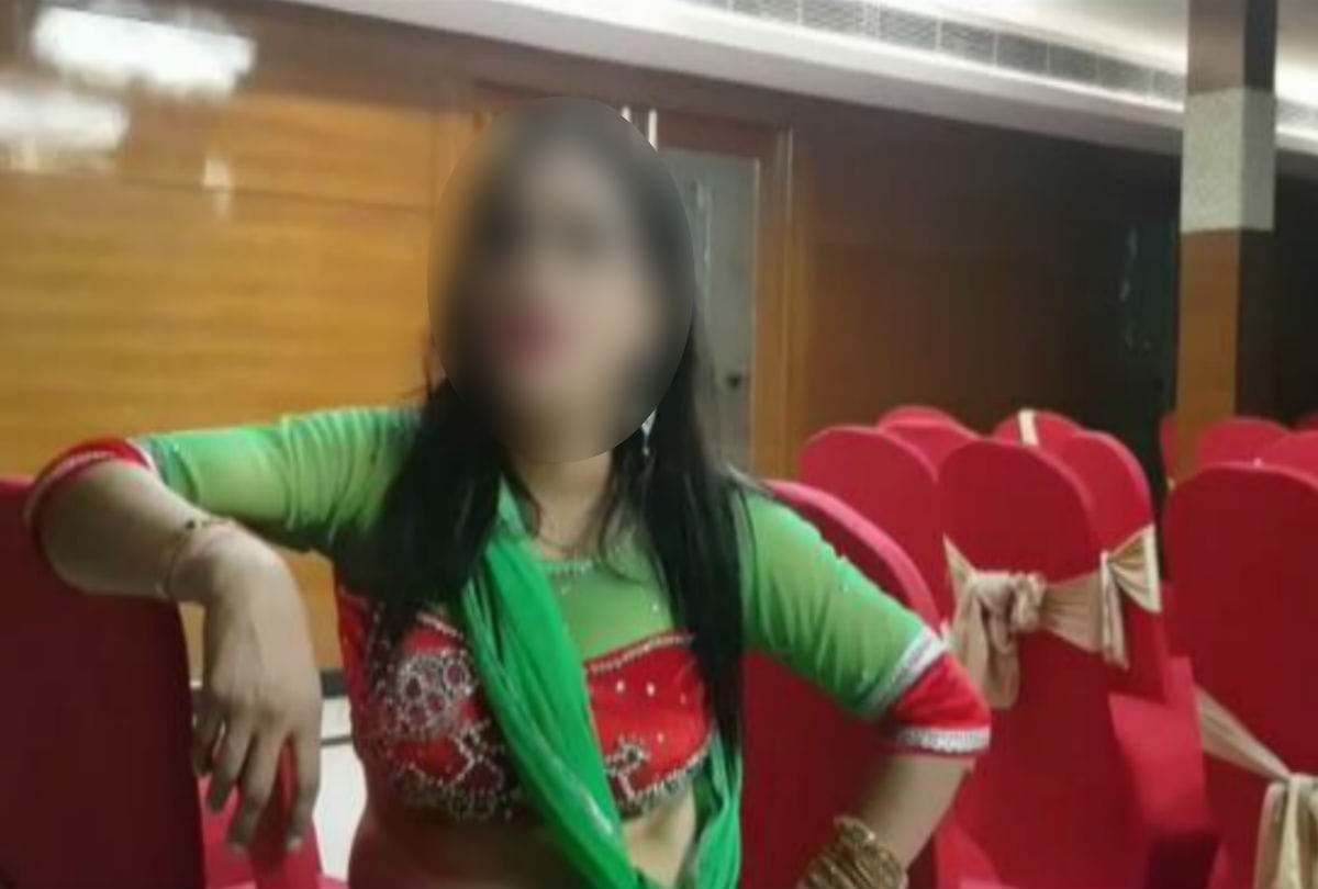 Bar girls dance in vrindavan hotel
