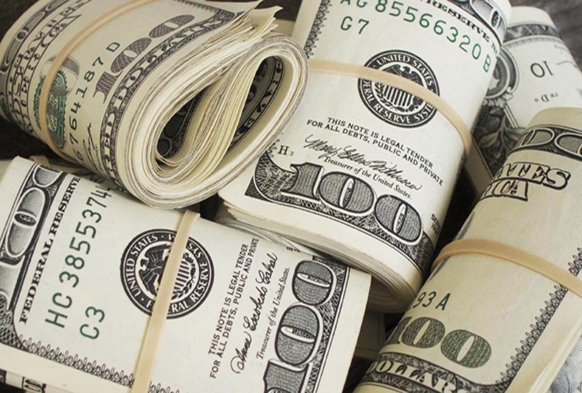Do people long live who have more money