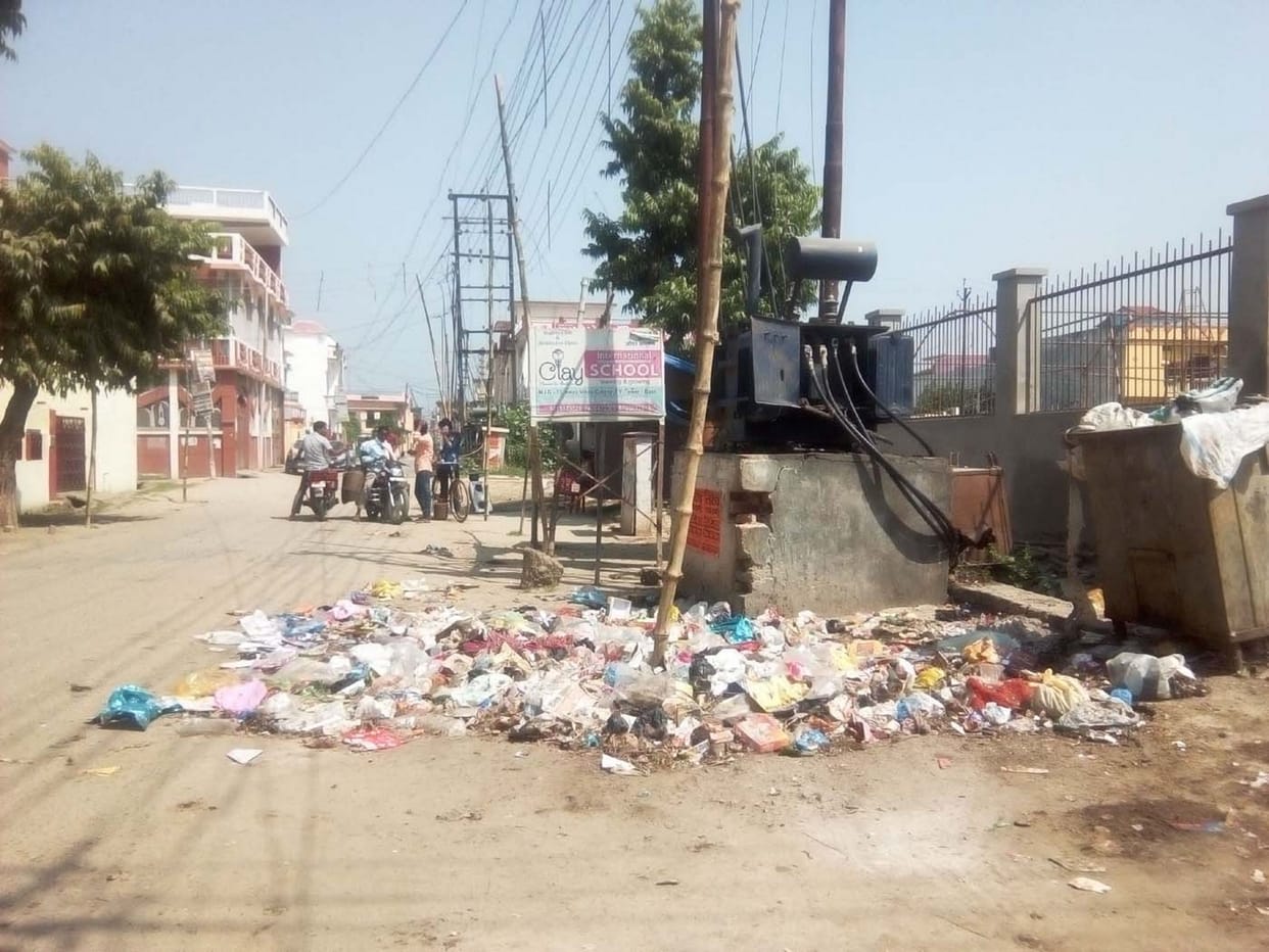 टूटी सड़क, लटकते तार, आवास विकास का हाल बेहाल