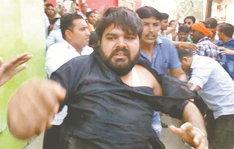 athroli mein poorv sapa pravakta pankhude pathak va teem par hamala gadiyan kshatigras