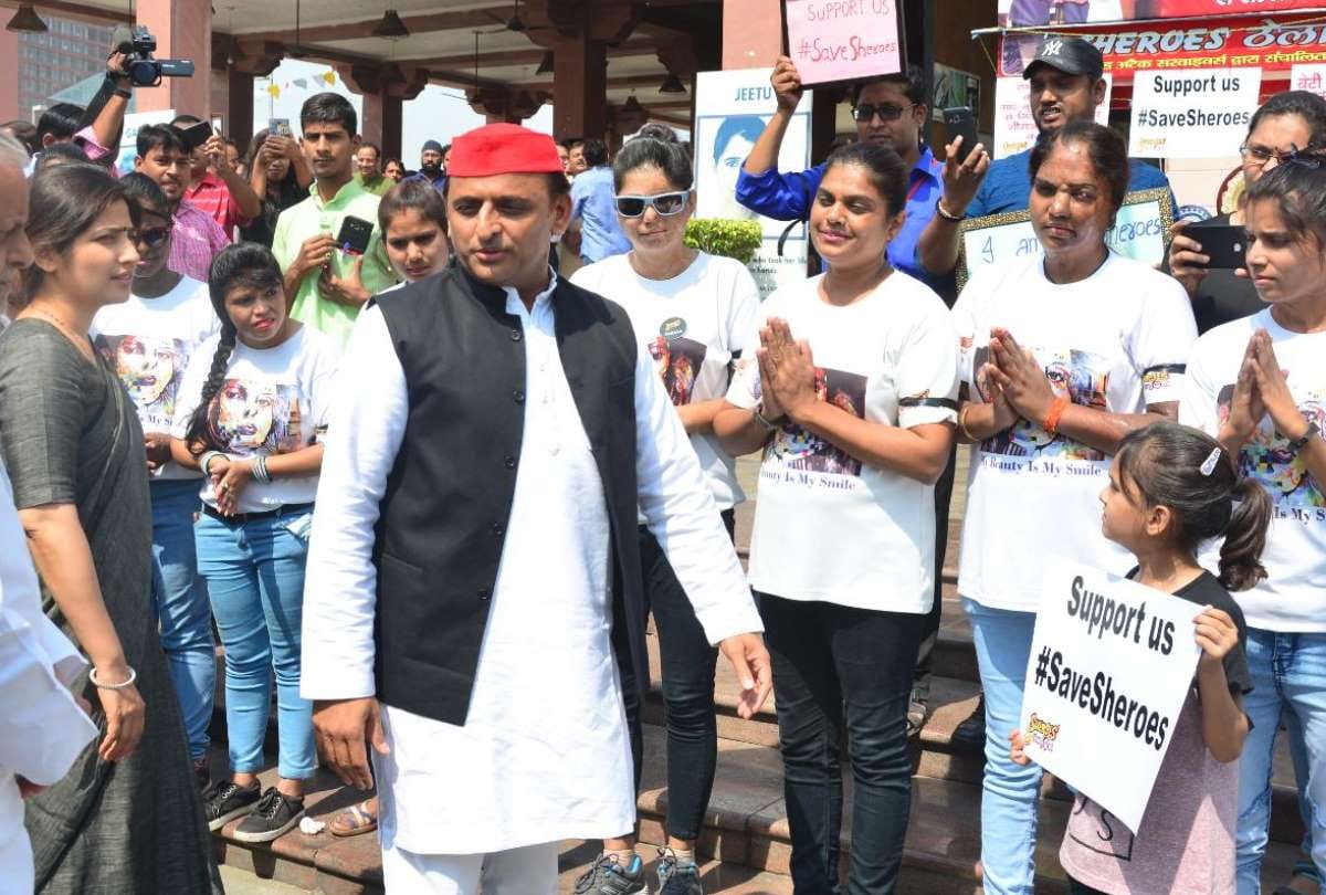 akhilesh yadav and dimple met acid attack victims in sheroes cafe lucknow