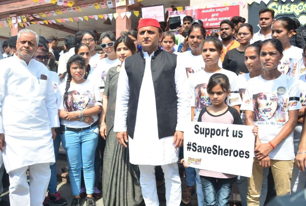 akhilesh yadav and dimple met acid attack victims in sheroes cafe lucknow
