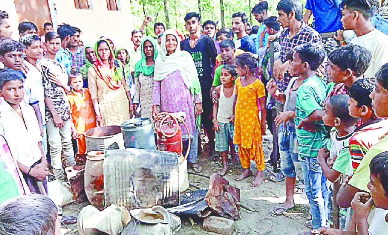Illegal liquor traders run by women, breaks up the kilns in the forest
