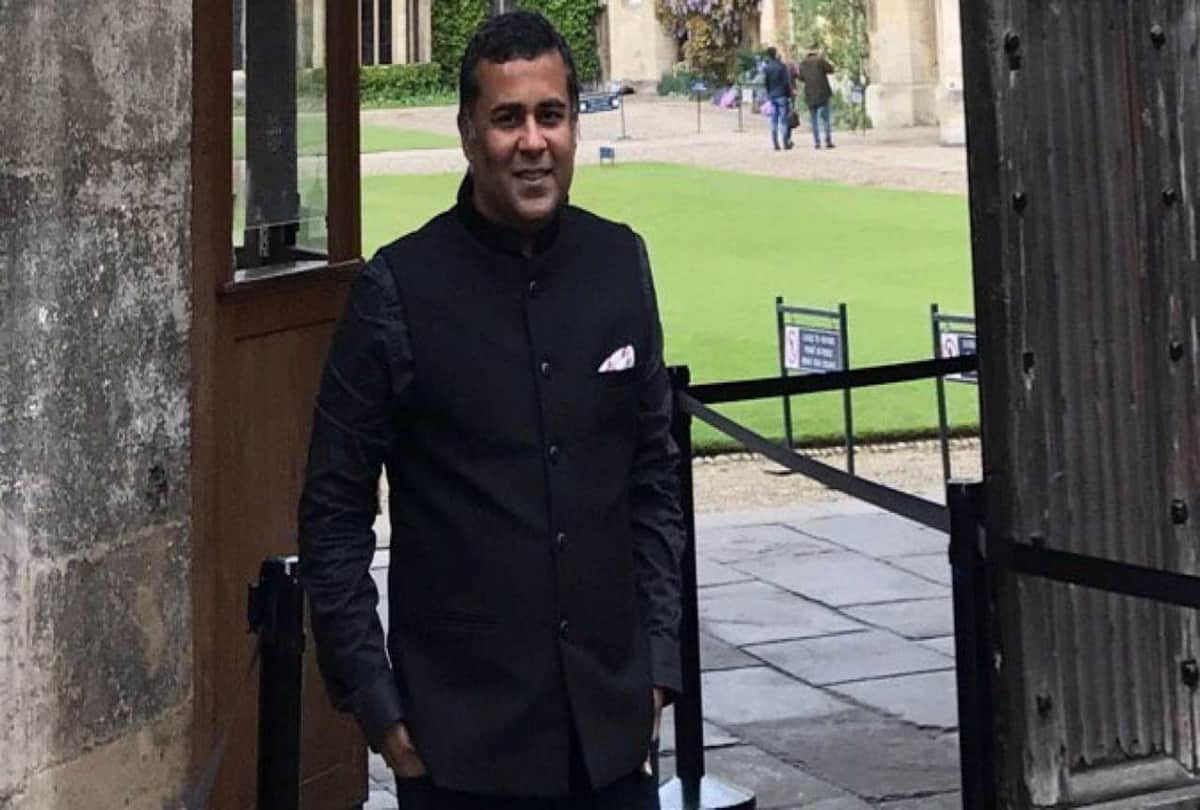 Chetan Bhagat tweet on Delhi riots said A weak economy but Hindu Muslim, Hindu Muslim
