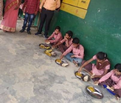 Children of food poisoning schools