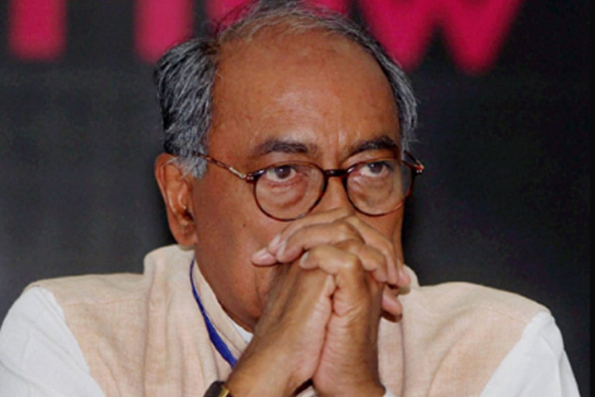 madhya pradesh election:  Digvijay singh throws garland at computer baba
