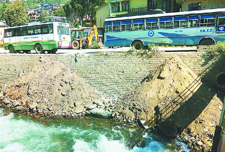 सरवरी खड्ड में फेंक रहे मलबा