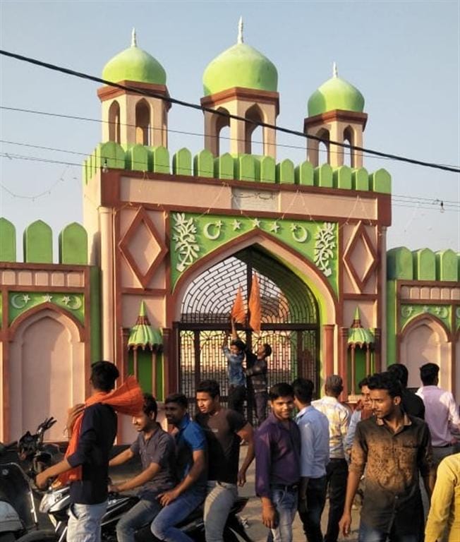 Banderas de Kesaria colocadas en Idgah, se baja la policía.