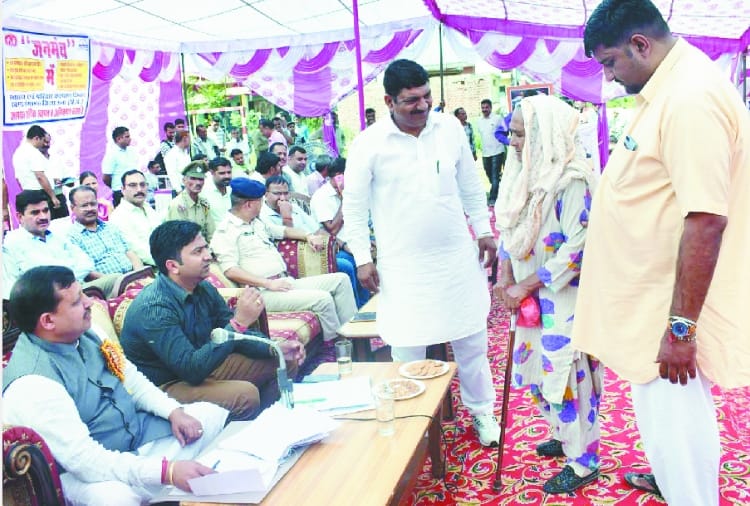 स्मार्ट कार्ड न चलने पर अधिकारियों को लगाई लताड़