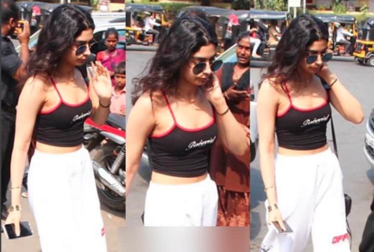 Malaika Arora, Karisma Kapoor and Khushi Kapoor spotted a restaurant in Mumbai