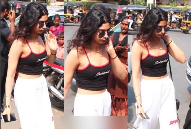 Malaika Arora, Karisma Kapoor and Khushi Kapoor spotted a restaurant in Mumbai