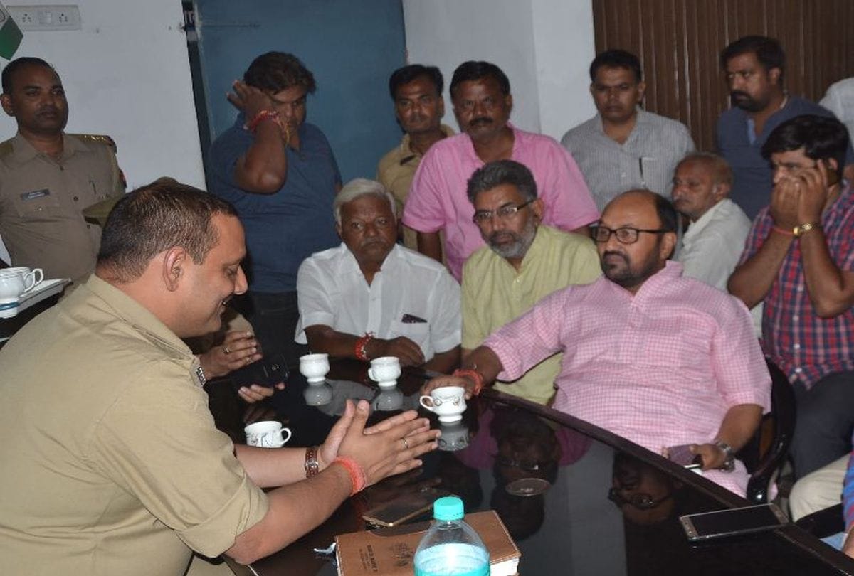 up police constable threatens bjp leader on gun point in agra