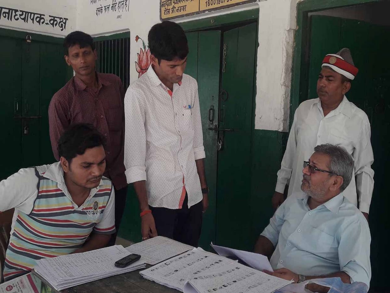 एसडीएम ने जांचे बूथ, सुपरवाइजर को फटकार