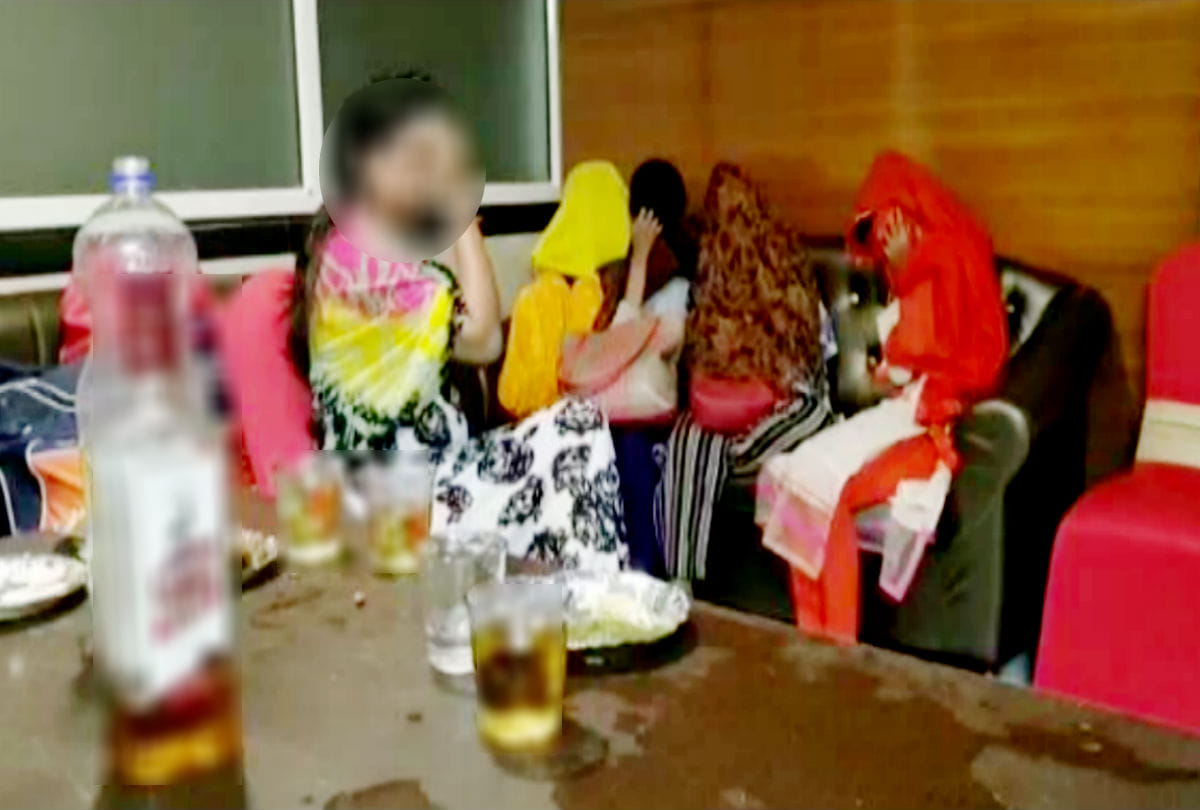 Bar girls dance in vrindavan hotel