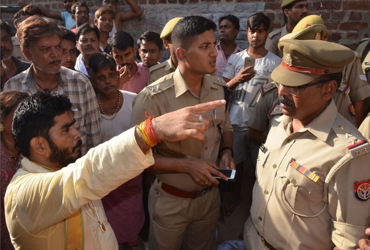 people protest over remove statue from temple in agra