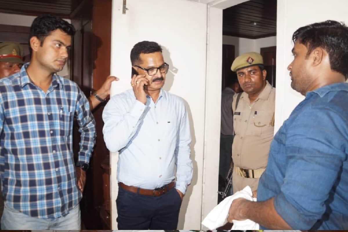 police raids in hotel Meerut where Betting on cricket was going on  21 arrested