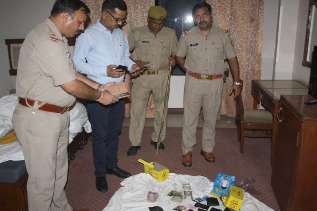 police raids in hotel Meerut where Betting on cricket was going on  21 arrested
