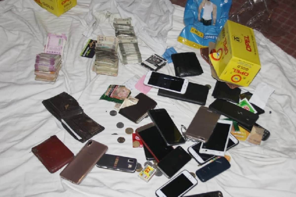police raids in hotel Meerut where Betting on cricket was going on  21 arrested