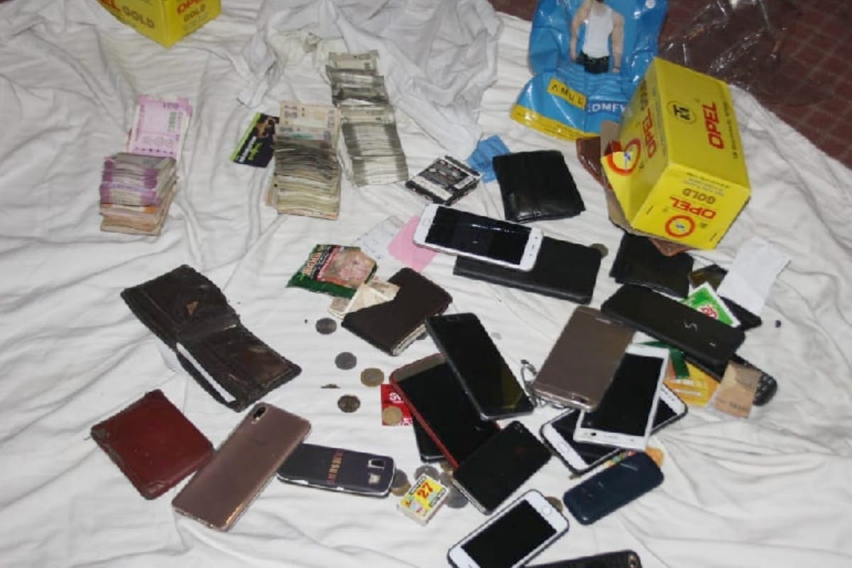 police raids in hotel Meerut where Betting on cricket was going on  21 arrested