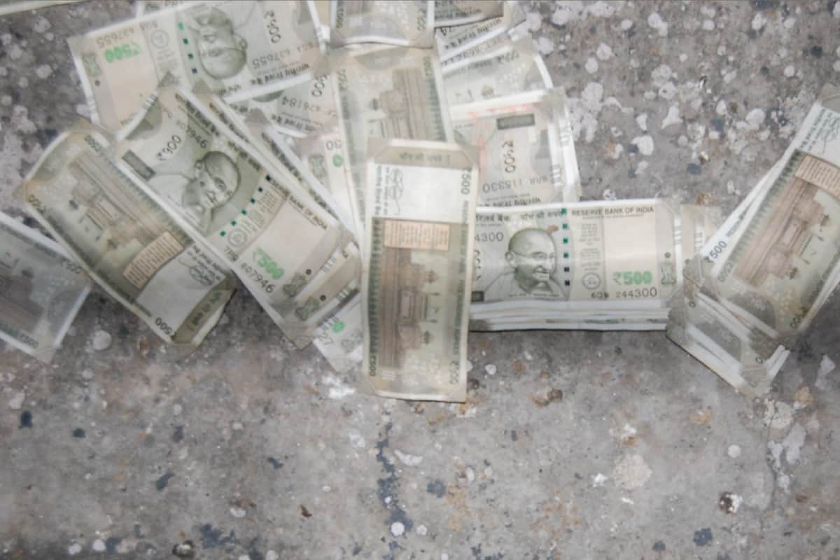 police raids in hotel Meerut where Betting on cricket was going on  21 arrested