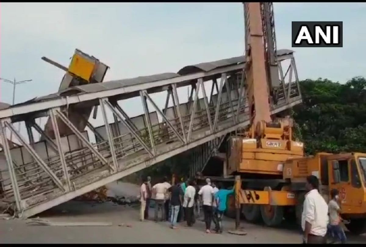Part of a foot overbridge collapsed near Vashi Police Naka earlier this evening