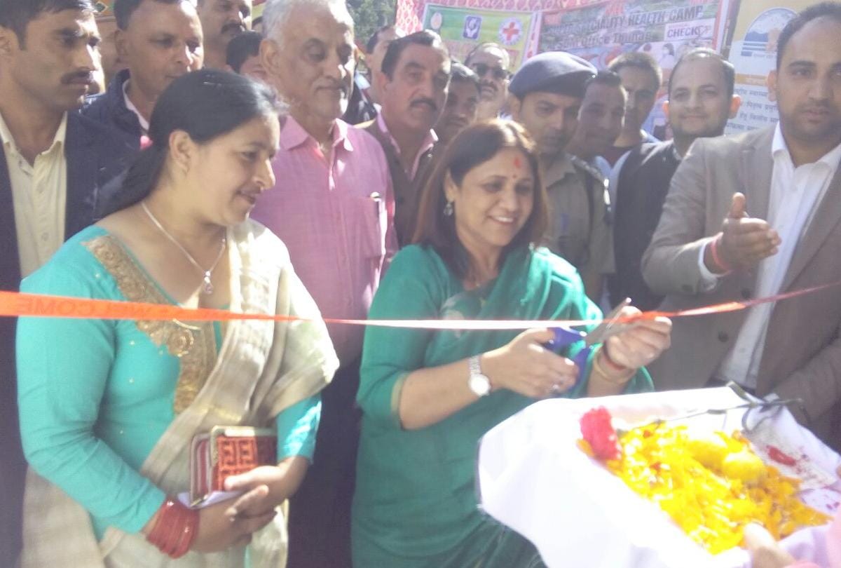 CM Jairam Thakur Wife Dr Sadhna Thakur in Blood Donation Camp Thunag Mandi Himachal Pradesh