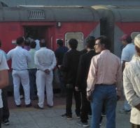 पानी और सफाई न होने से नाराज यात्रियों ने रोकी पूर्वा एक्सप्रेस