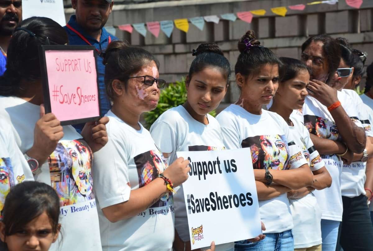 akhilesh yadav and dimple met acid attack victims in sheroes cafe lucknow
