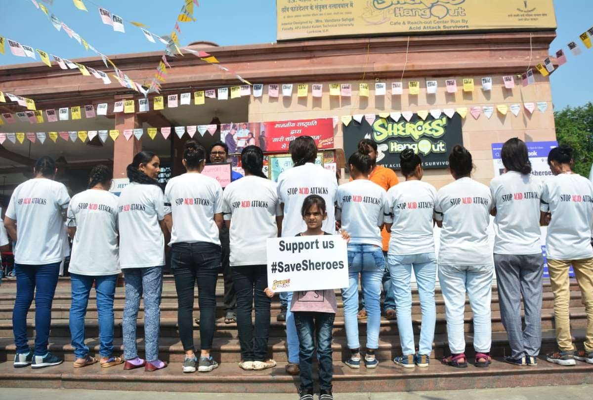 akhilesh yadav and dimple met acid attack victims in sheroes cafe lucknow