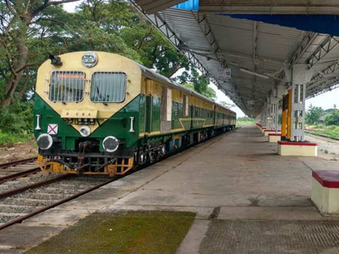 grenn signal for passenger train for varanasi cantt station to city station