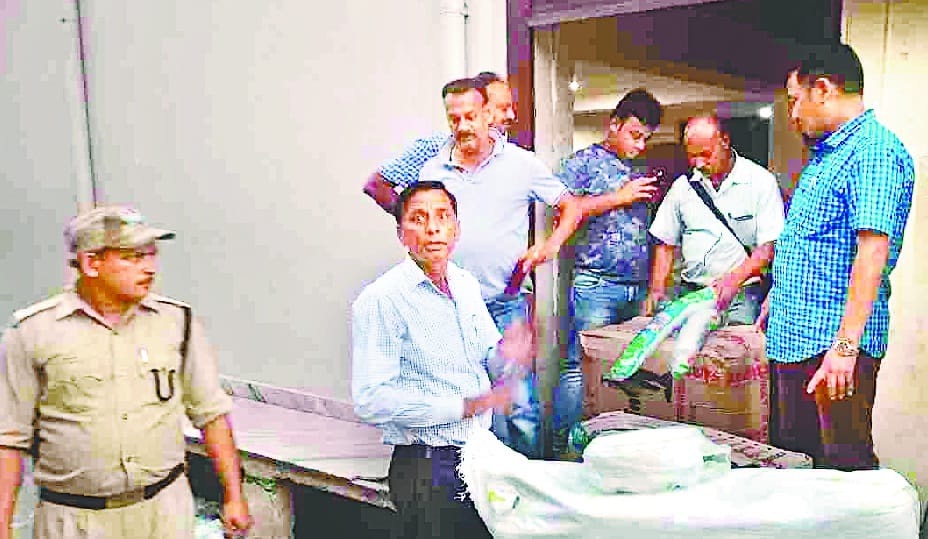 Seized two quintals of polythene and thermocouple