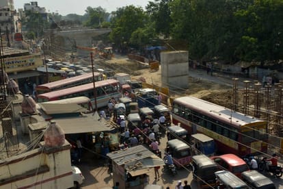 varanasi police get tension when DGP wife suffring from road jam
