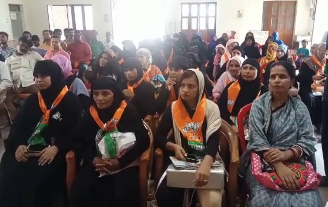 Hundreds of muslim women joined BJP in varanasi